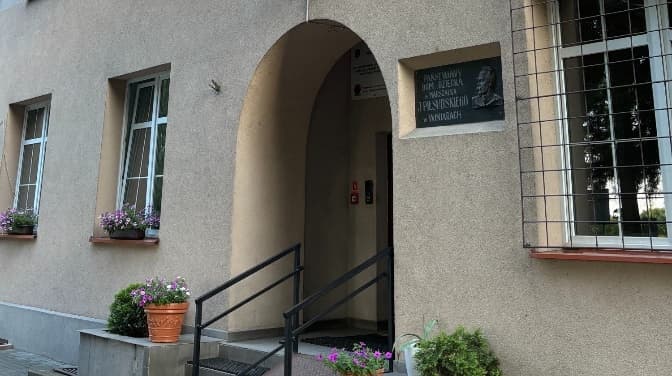 Wejście do Domu Dziecka w Winiarach