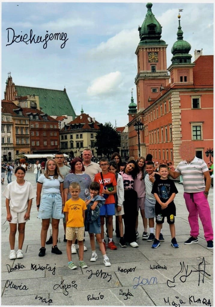 Wychowankowie i opiekunowie na Placu Zamkowym w Warszawie